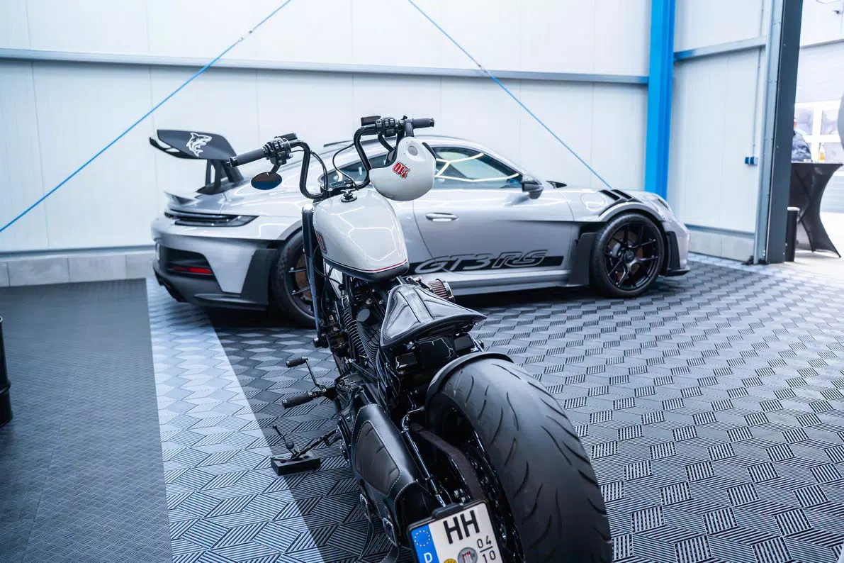Lackschutzfolie am Motorrad in der Werkstatt